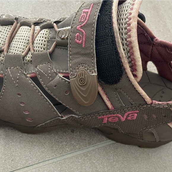 Teva Tan and Pink Athletic Sandals size 7.5 - Picture 15 of 17
